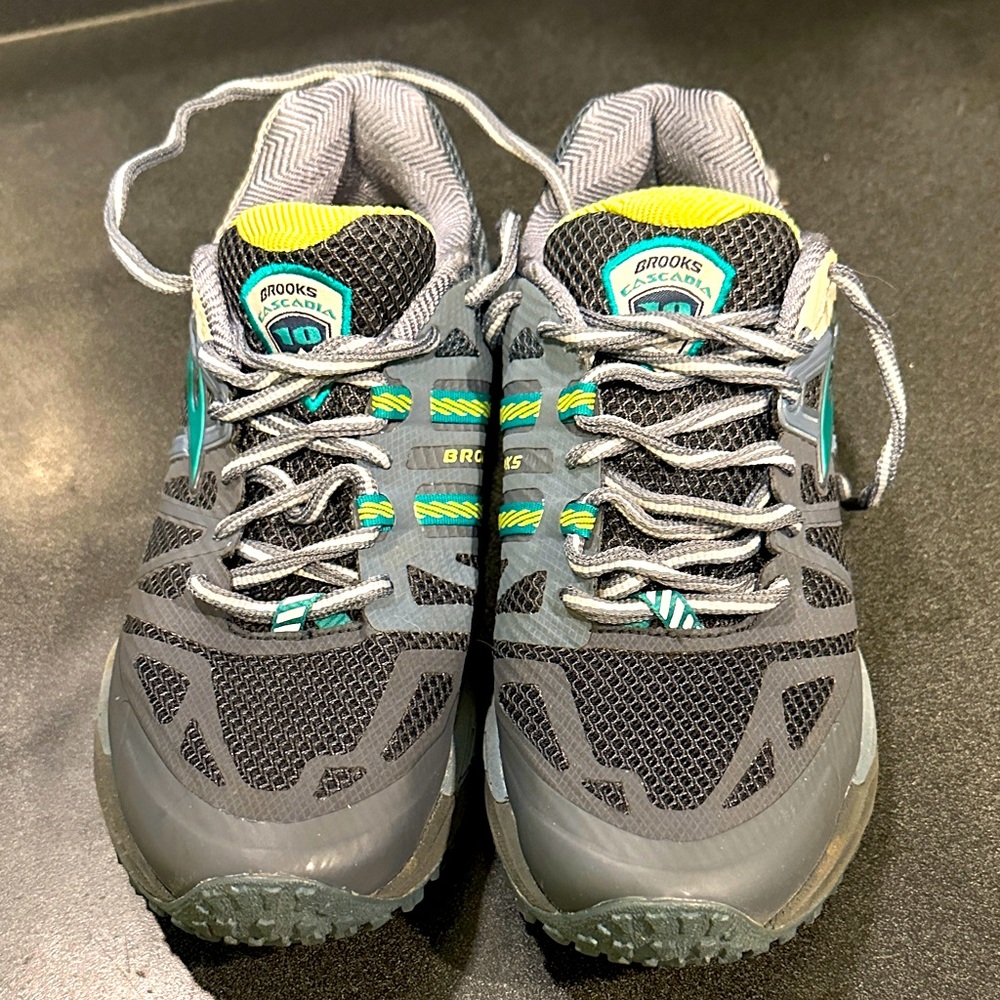 Brooks Gray and Green Cascadia Trail Running Shoe Size 9B. Excellent condition.
